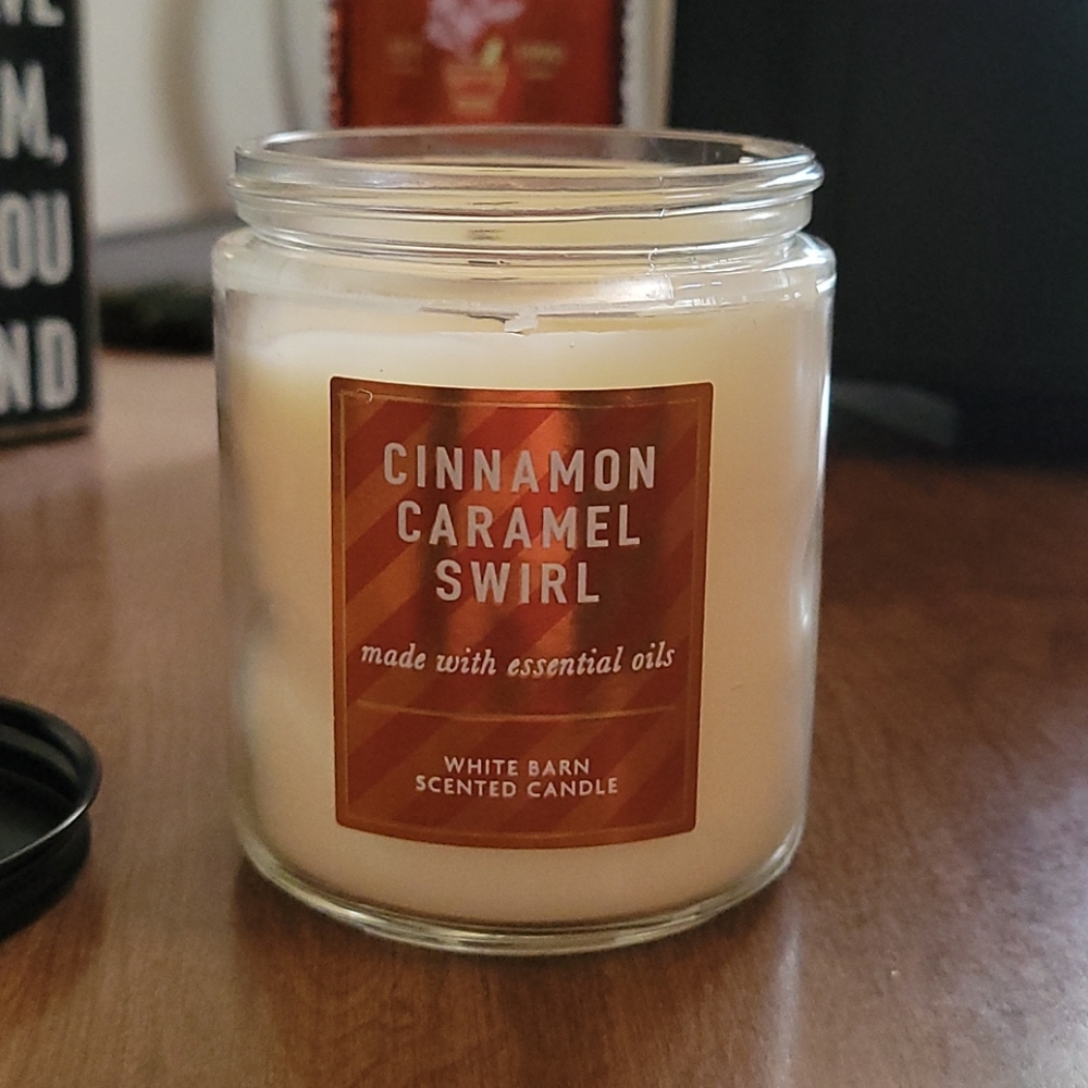 White Barn - Cinnamon Caramel Swirl Candle